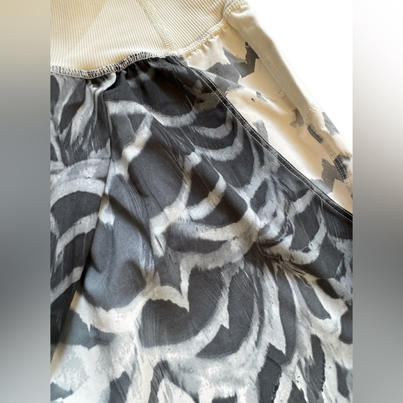 Lululemon• Dance to yoga pants • size 4 - Picture 6 of 9